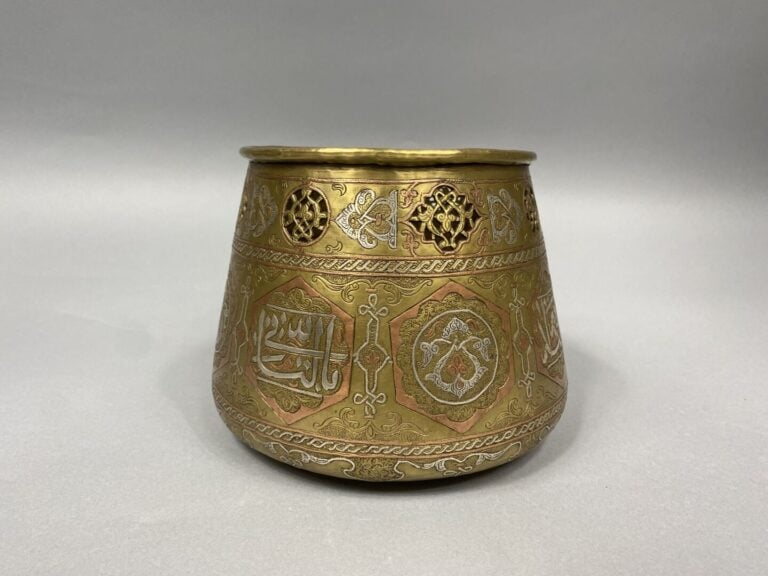 Moyen-Orient - Bassin en laiton incrusté d'argent et de cuivre à décor incisé d…