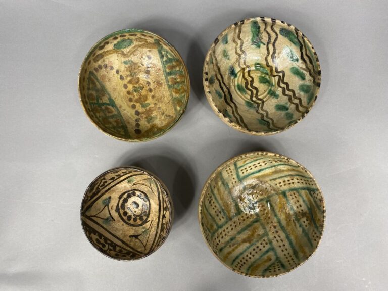 Moyen-Orient - Ensemble de 4 bols en terre cuite émaillée à motifs géométriques…