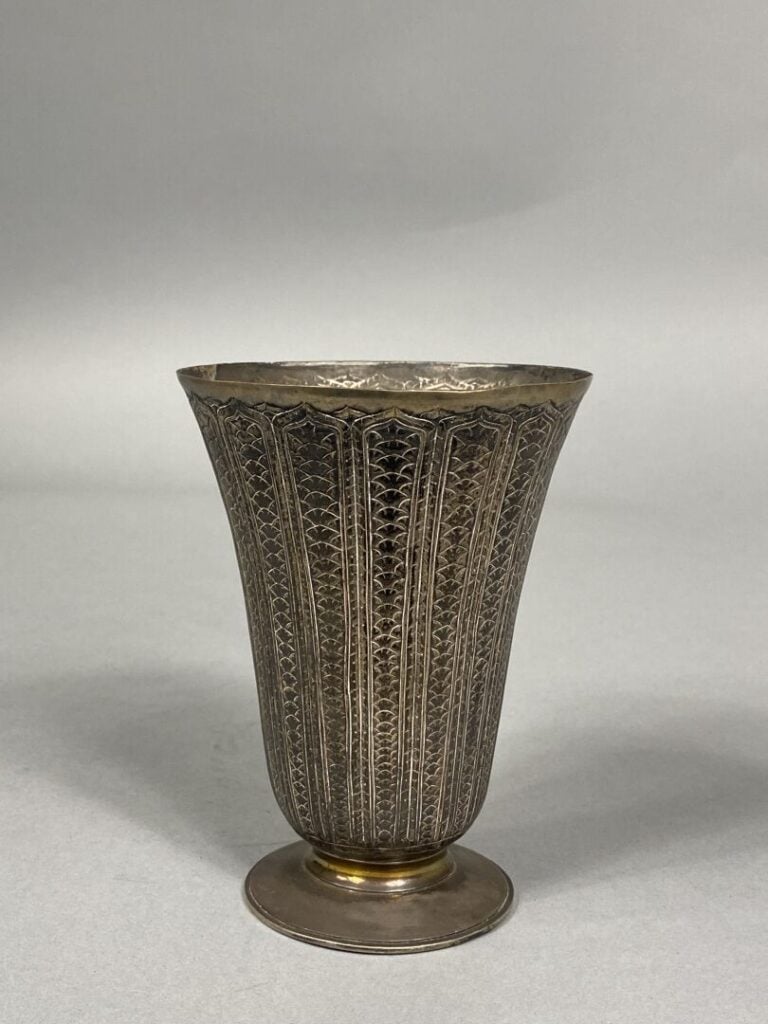 *Moyen-Orient - Gobelet de forme tulipe en argent bas titre à décor gravé de mo…