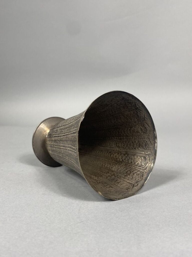 *Moyen-Orient - Gobelet de forme tulipe en argent bas titre à décor gravé de mo…