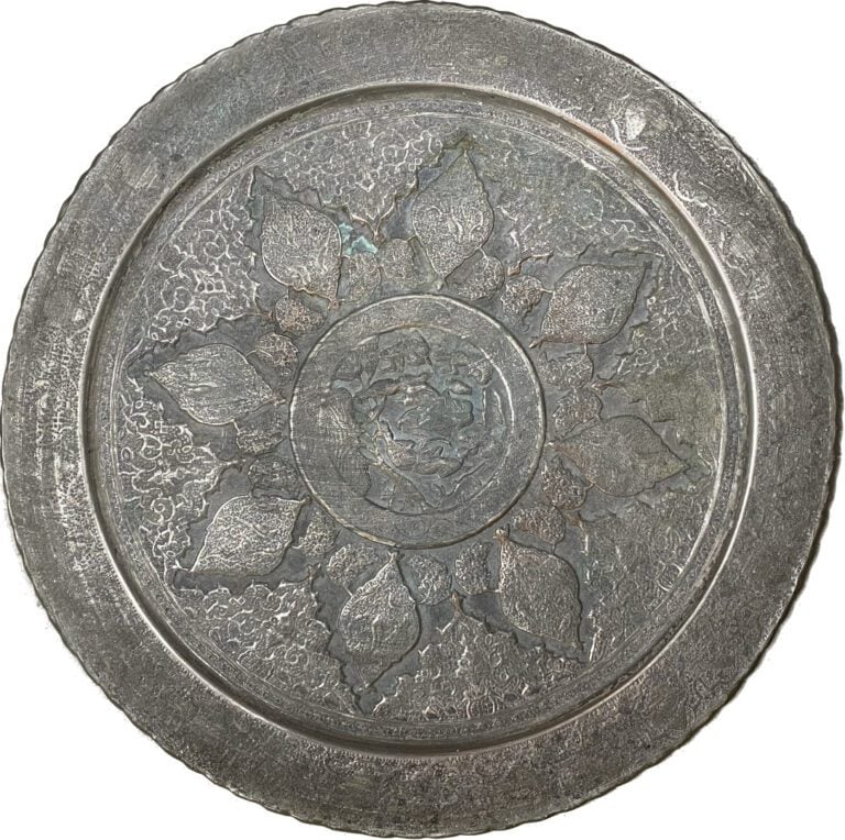 Moyen-Orient - Plat rond en métal argenté à décor au repoussé d'un médaillon or…