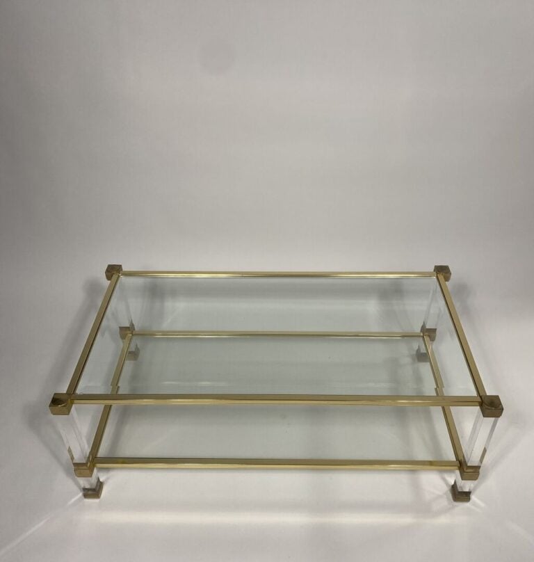 Pierre VANDEL (1939) - Table basse de forme rectangulaire en métal doré et plat…