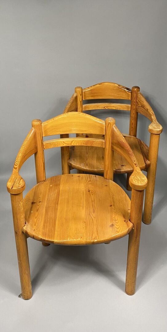 Rainer DAUMILLER (XXe) - Suite de quatre fauteuils en pin teinté - Édité par Hi…