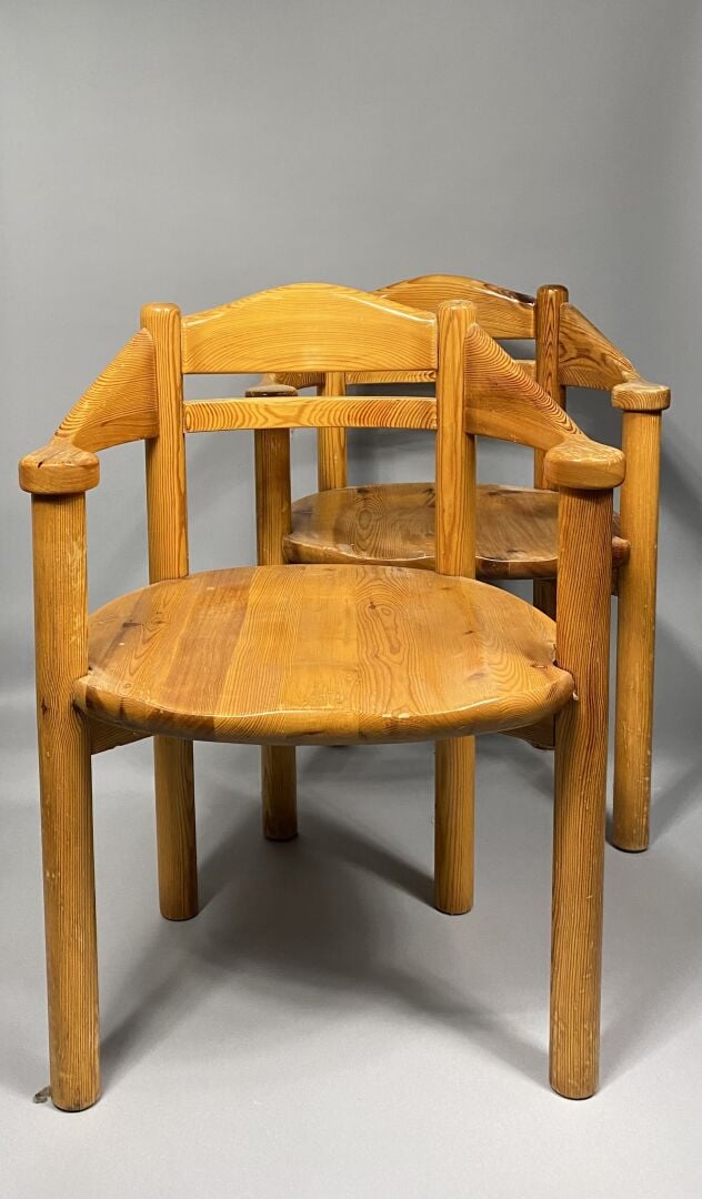Rainer DAUMILLER (XXe) - Suite de quatre fauteuils en pin teinté - Édité par Hi…