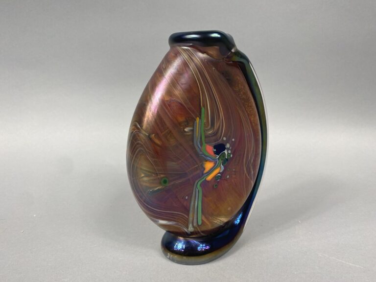 Robert PIERINI (1950) - Vase méplat en verre soufflé polychrome à décor abstrai…