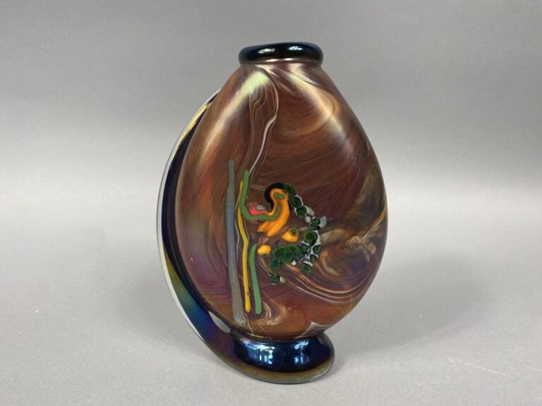 Robert PIERINI (1950) - Vase méplat en verre soufflé polychrome à décor abstrai…
