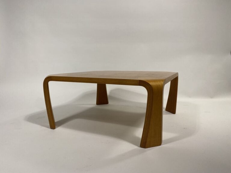 SABURO INUI (1911-1991) - Table basse en hêtre à piètement d'angle courbés - Ed…