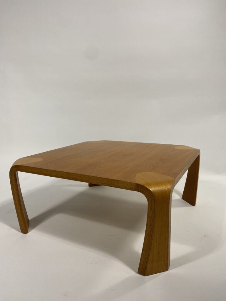 SABURO INUI (1911-1991) - Table basse en hêtre à piètement d'angle courbés - Ed…