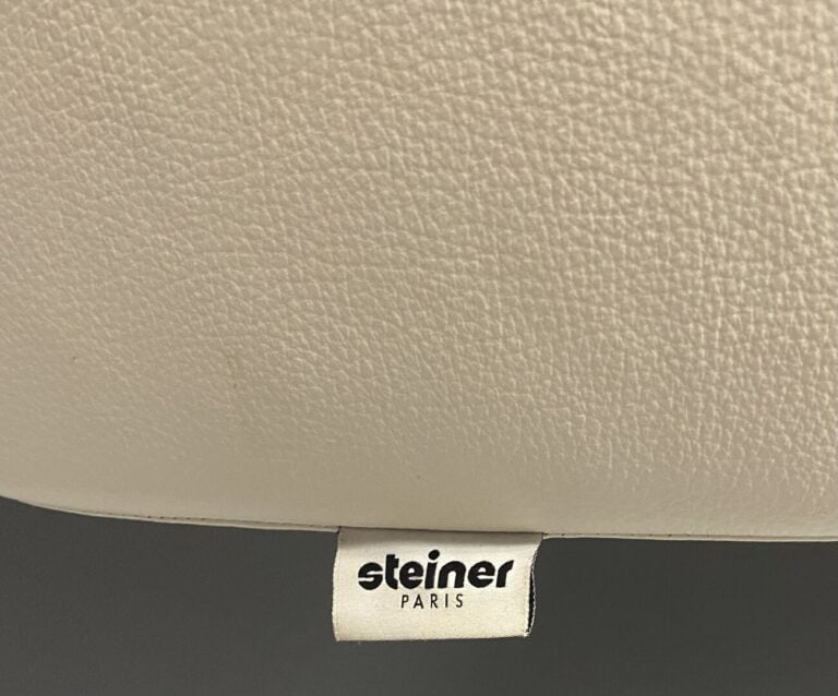 STEINER Paris - Joseph-André MOTTE (1925-2013) - Paire de fauteuils en cuir crè…