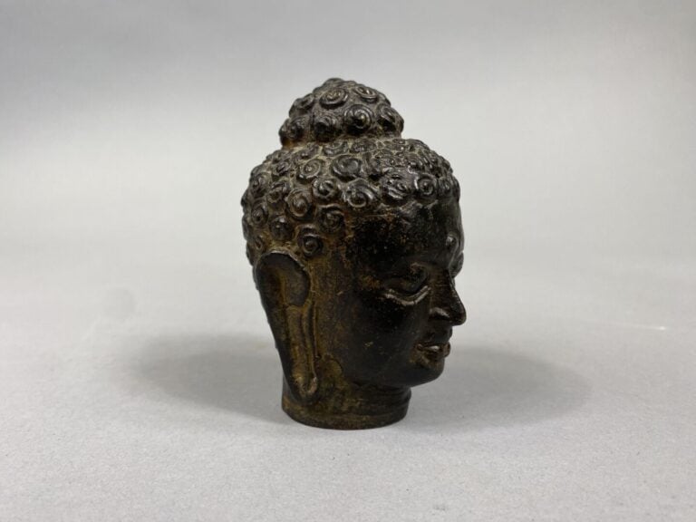 Sud-Est Asiatique - Tête de bouddha en bronze - H: 9 cm
