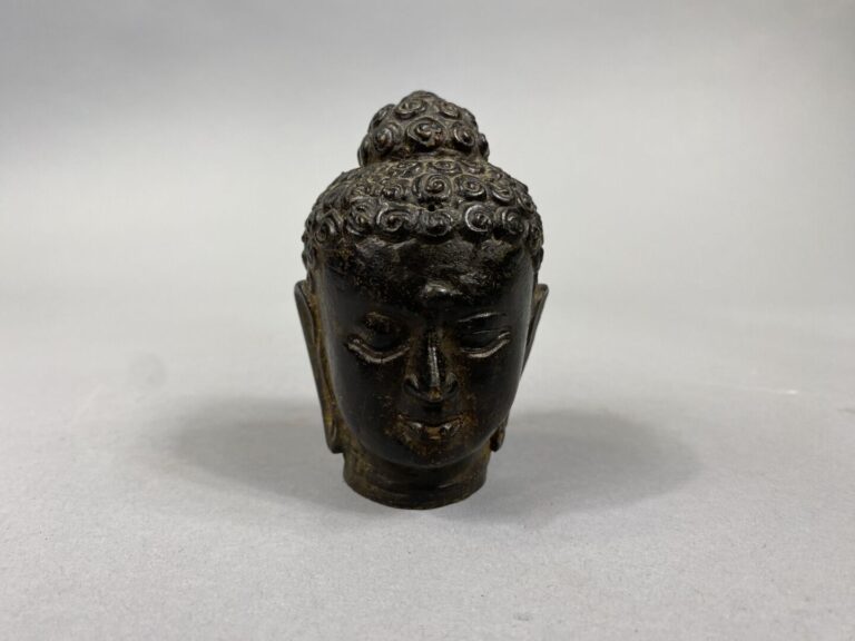 Sud-Est Asiatique - Tête de bouddha en bronze - H: 9 cm