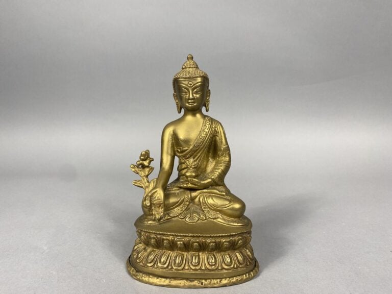 Thailande - Bouddha en bronze doré représenté assis sur une base lotiforme - H…