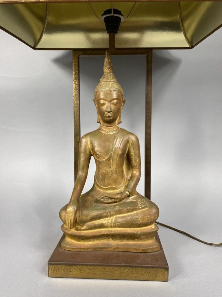 Thailande - Sujet en bronze représentant un bouddha assis en méditation sur son…