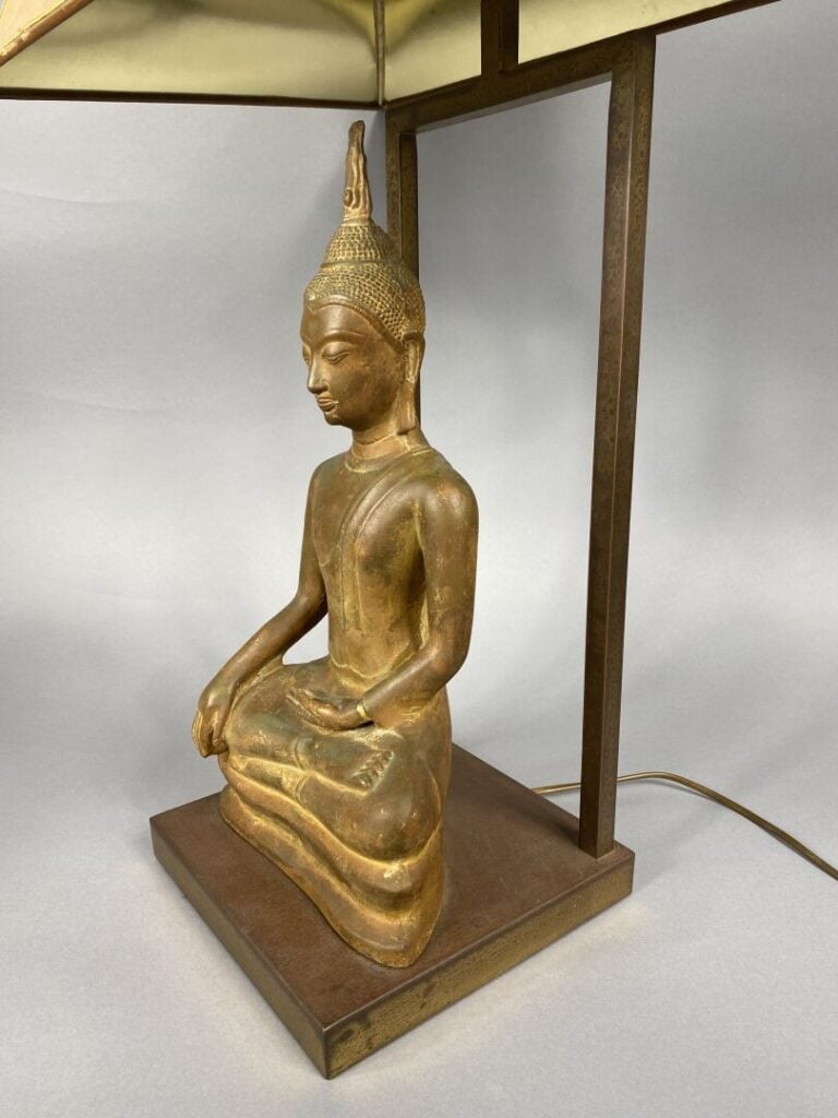 Thailande - Sujet en bronze représentant un bouddha assis en méditation sur son…