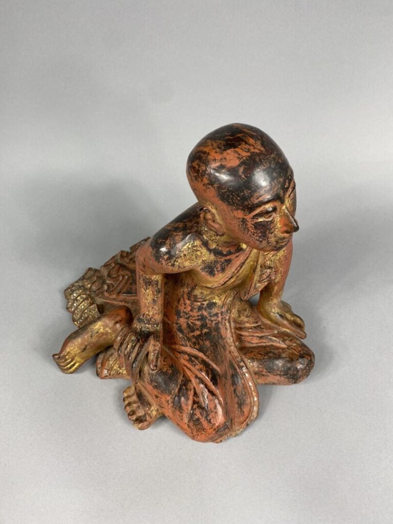 Thailande - XXe siècle - Groupe en bois à traces de laque or et incrustations d…