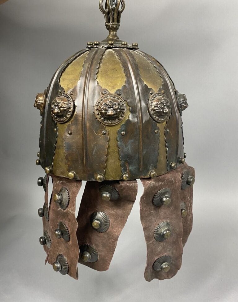 Tibet - Casque sino-tibétain en métal et cuir dans le style XVE - H (totale) :…