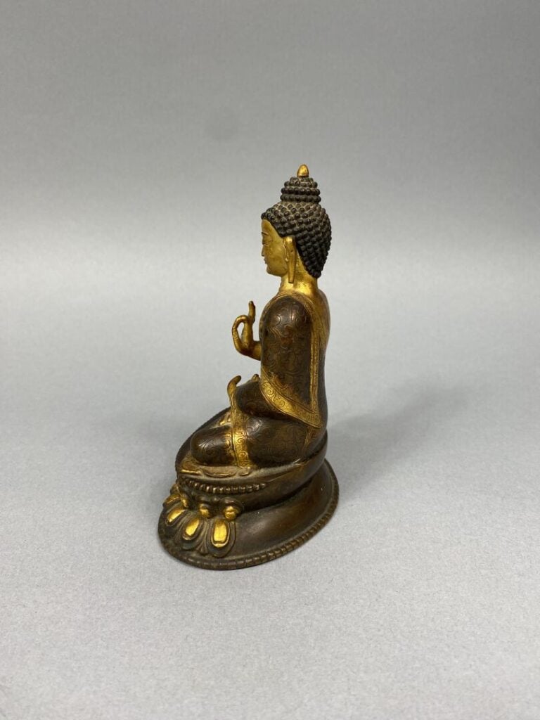 Tibet - Sujet en bronze à patine dorée représentant bouddha Shakyamuni assis en…
