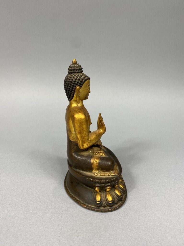 Tibet - Sujet en bronze à patine dorée représentant bouddha Shakyamuni assis en…