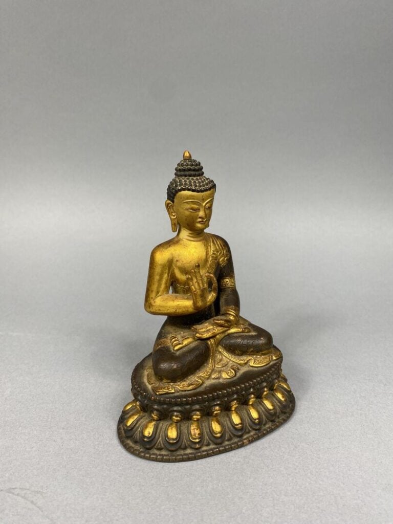 Tibet - Sujet en bronze à patine dorée représentant bouddha Shakyamuni assis en…