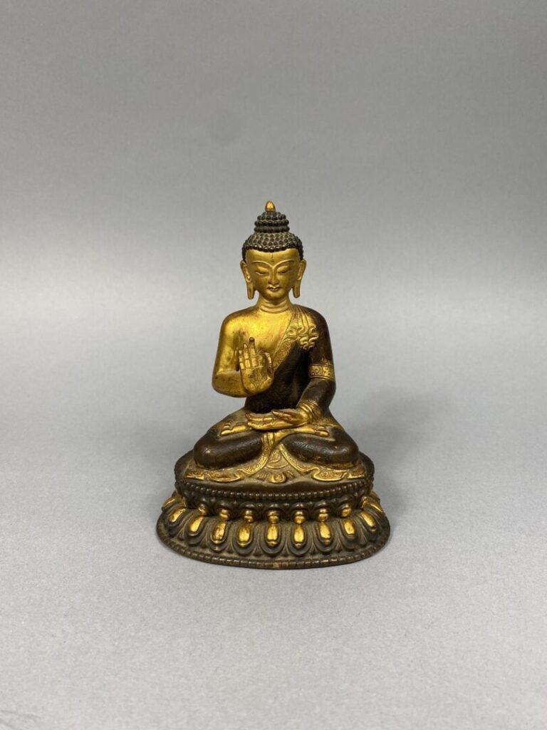 Tibet - Sujet en bronze à patine dorée représentant bouddha Shakyamuni assis en…