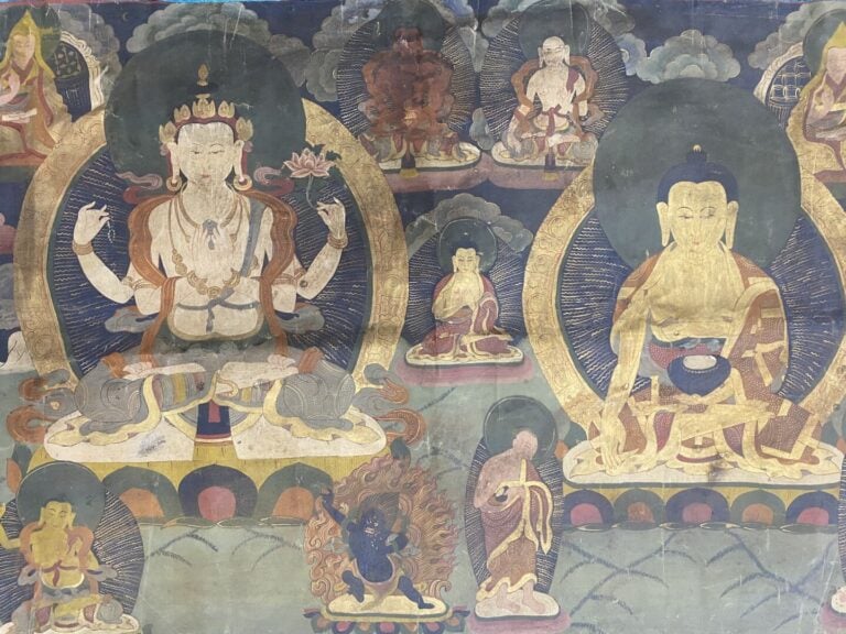 Tibet - Thangka, détrempe sur toile, représenant Avalokiteshvara au centre assi…