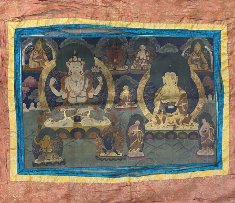 Tibet - Thangka, détrempe sur toile, représenant Avalokiteshvara au centre assi…