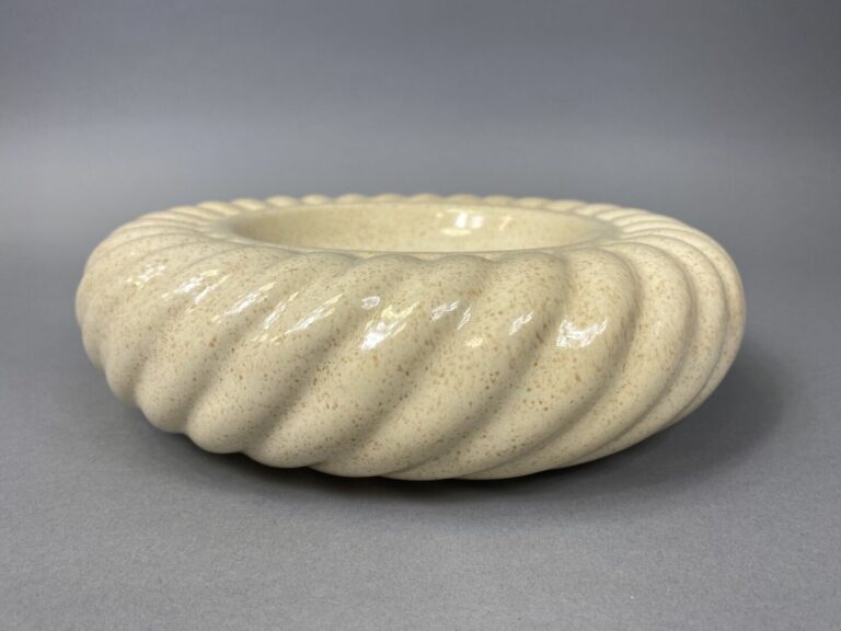 Tommaso BARBI (XXe) - Vide-poche en terre émaillée à la façon d'un granit beige…