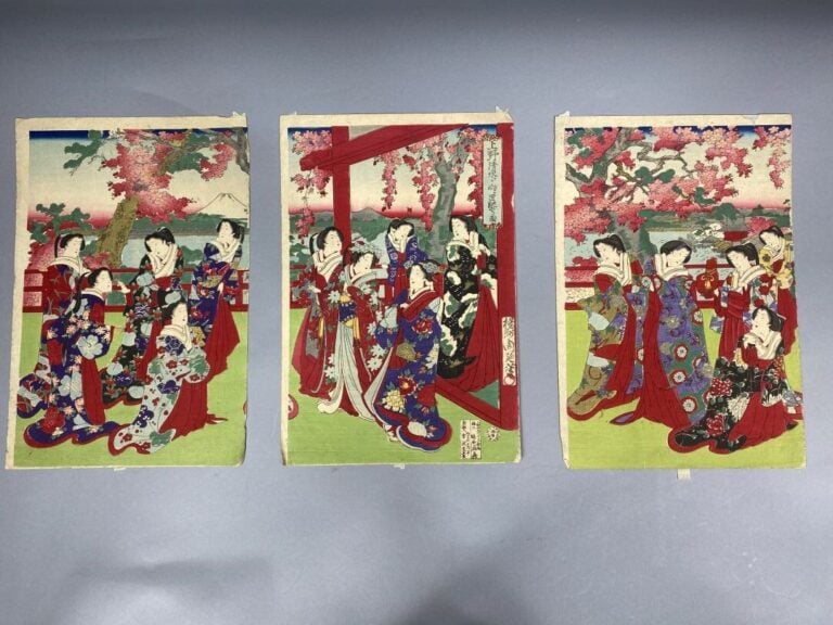 Toyohara Chikanobu (1838-1912), - Triptyque oban tate-e, jeunes femmes sur une…
