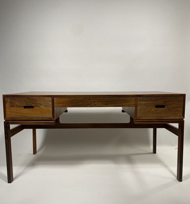 Travail Danois 1960 - Bureau en placage de bois exotique ouvrant en ceinture pa…