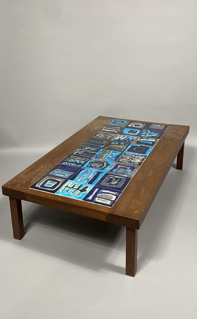 Travail DANOIS vers 1960 - Table basse à plateau rectangulaire orné de carreaux…