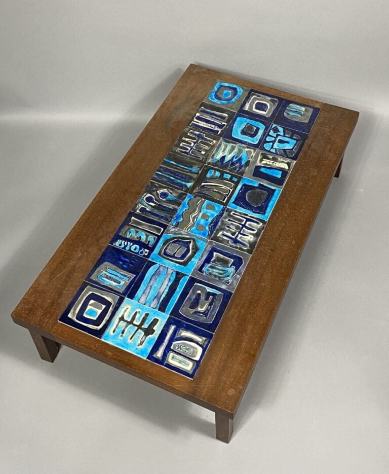 Travail DANOIS vers 1960 - Table basse à plateau rectangulaire orné de carreaux…