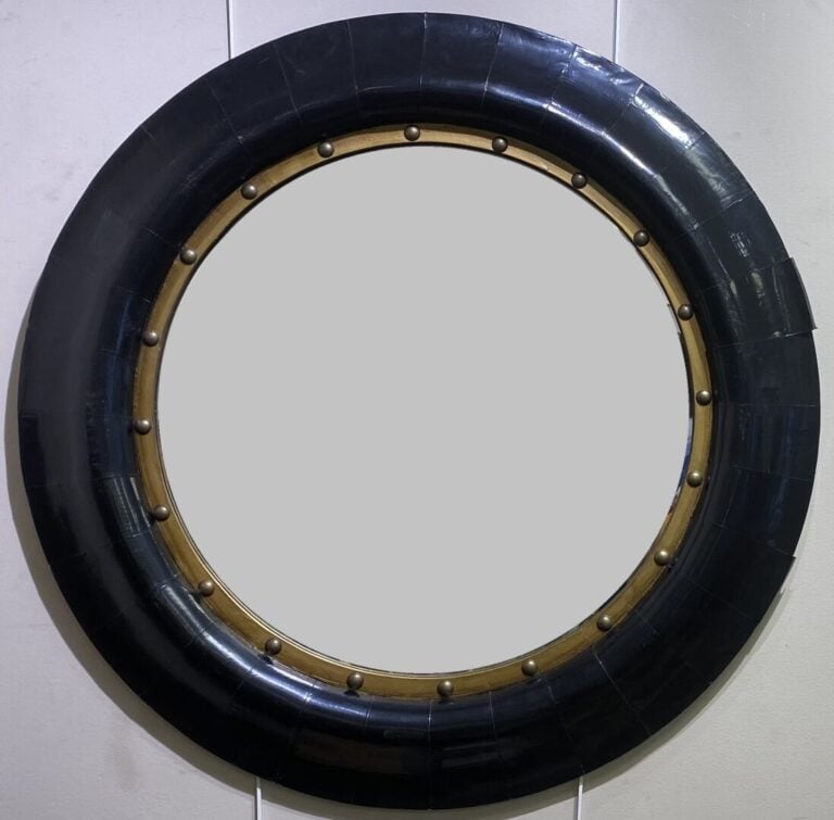 Travail du XXe siècle - Paire de grands miroirs ronds biseautés de couleur noir…