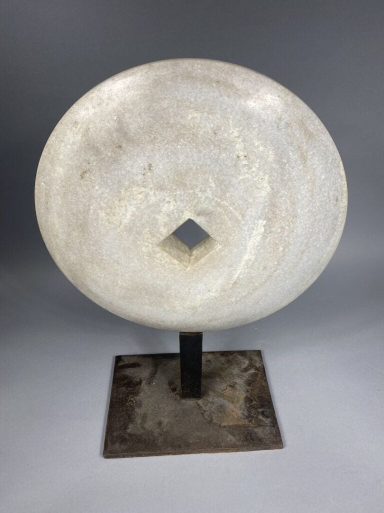 Travail du XXe siècle - Sculpture en marbre blanc de forme ronde ajourée d'un m…