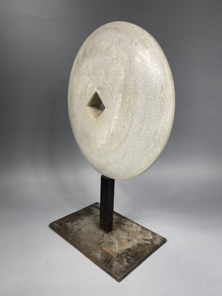 Travail du XXe siècle - Sculpture en marbre blanc de forme ronde ajourée d'un m…