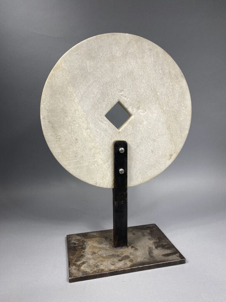 Travail du XXe siècle - Sculpture en marbre blanc de forme ronde ajourée d'un m…
