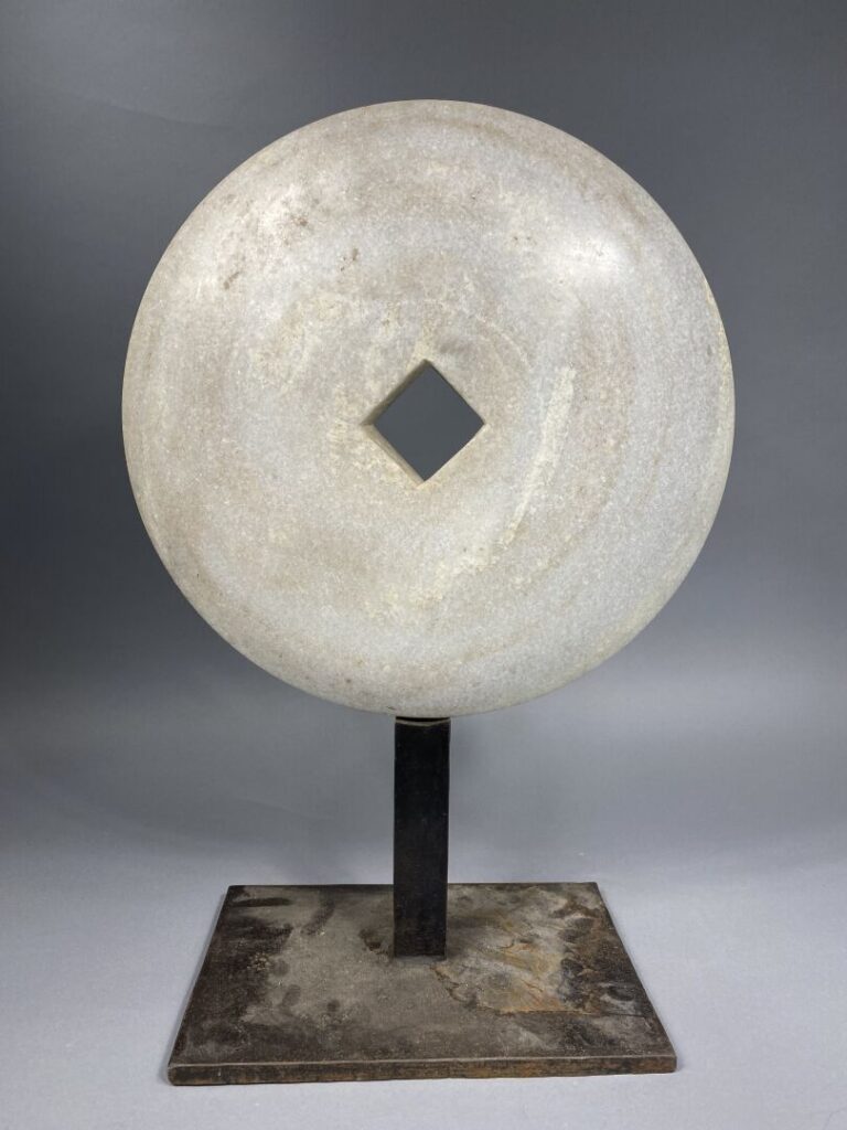 Travail du XXe siècle - Sculpture en marbre blanc de forme ronde ajourée d'un m…