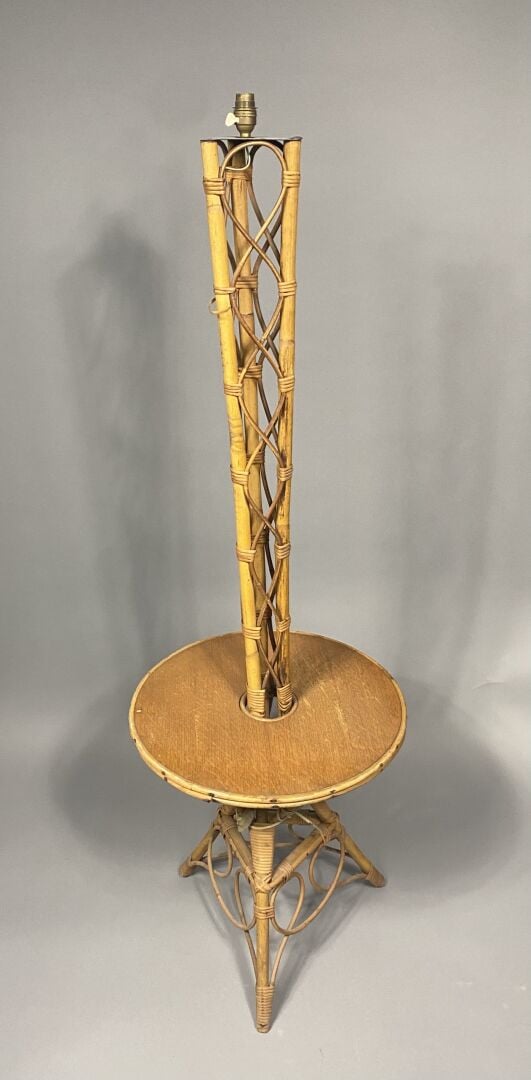 Travail FRANCAIS 1960 - Lampadaire formant table de lecture en bois et rotin -…