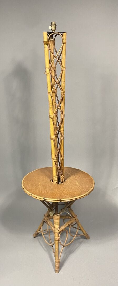 Travail FRANCAIS 1960 - Lampadaire formant table de lecture en bois et rotin -…