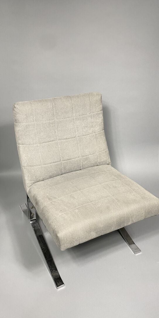 Travail FRANÇAIS 1970 - Fauteuil à structure en lames plates de métal chromé -…