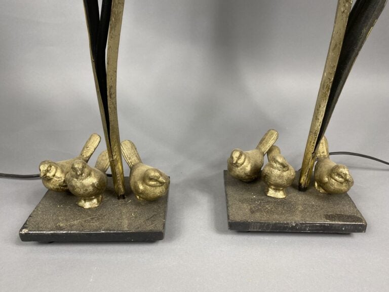 Travail FRANCAIS 1970 - Paire de lampes en bronze et métal doré ornées de trois…