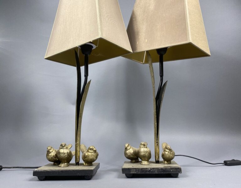 Travail FRANCAIS 1970 - Paire de lampes en bronze et métal doré ornées de trois…
