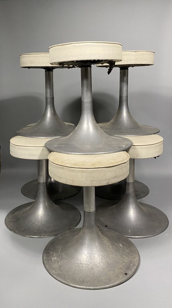 Travail FRANCAIS 1970 - Suite de huit tabourets à piétement tulipe en aluminium…