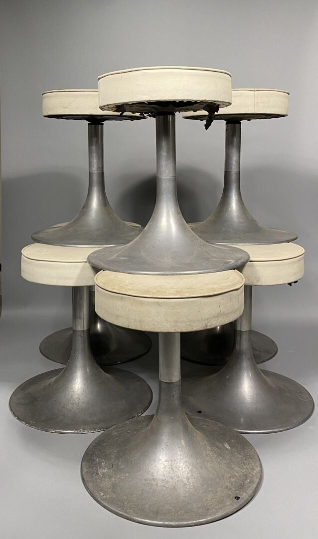 Travail FRANCAIS 1970 - Suite de huit tabourets à piétement tulipe en aluminium…