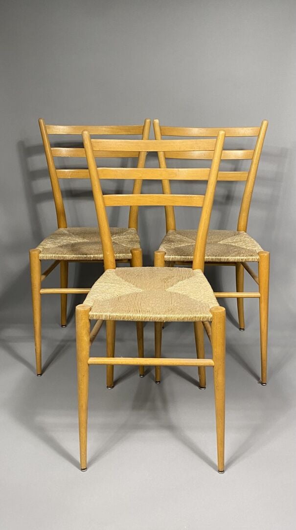 Travail ITALIEN 1960 - Suite de six chaises en hêtre, assise paillée - Signées…