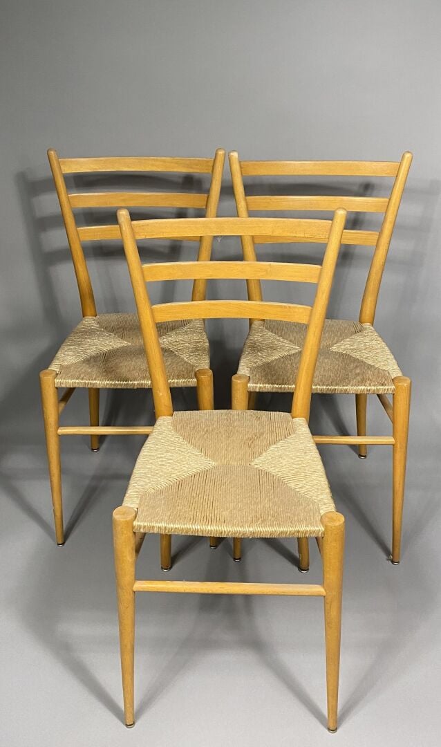 Travail ITALIEN 1960 - Suite de six chaises en hêtre, assise paillée - Signées…