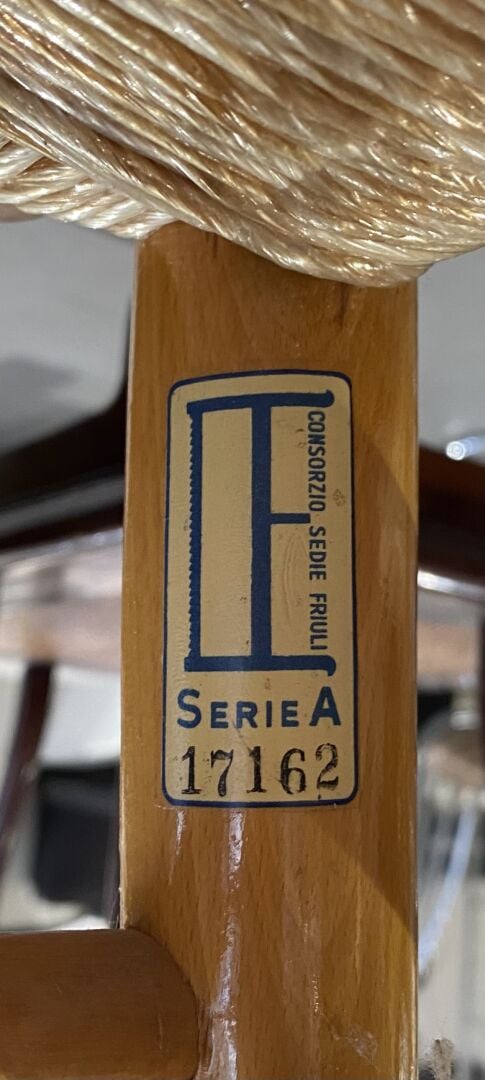 Travail ITALIEN 1960 - Suite de six chaises en hêtre, assise paillée - Signées…