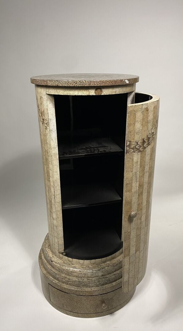 Travail ITALIEN - Colonne formant bar en bois à décor incrusté à la coquille d'…