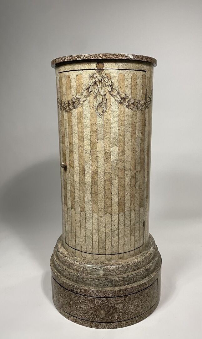 Travail ITALIEN - Colonne formant bar en bois à décor incrusté à la coquille d'…
