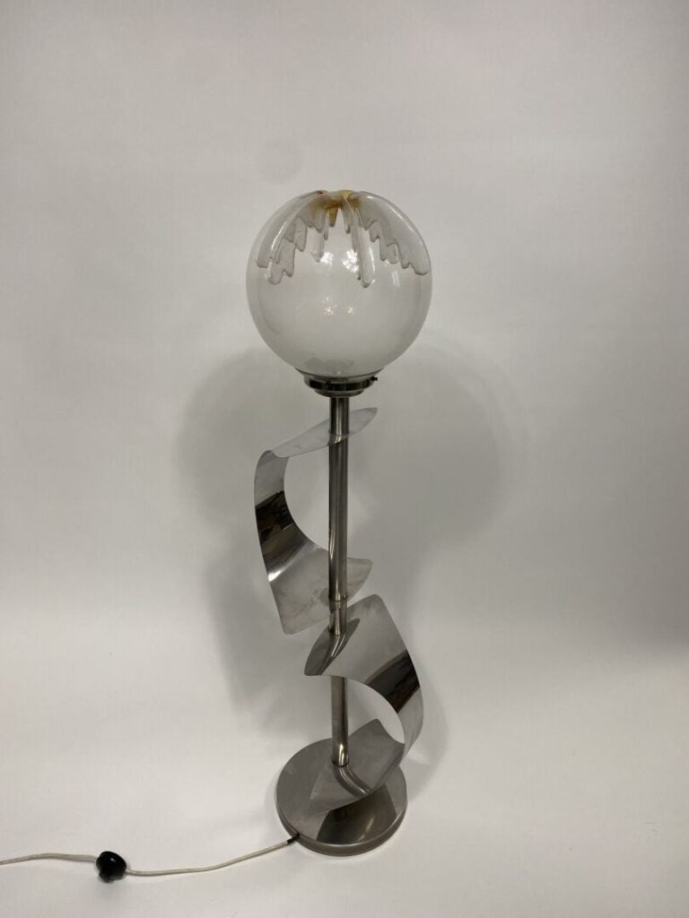 Travail ITALIEN - Lampadaire en métal courbé - Globe en verre - Porte une étiqu…