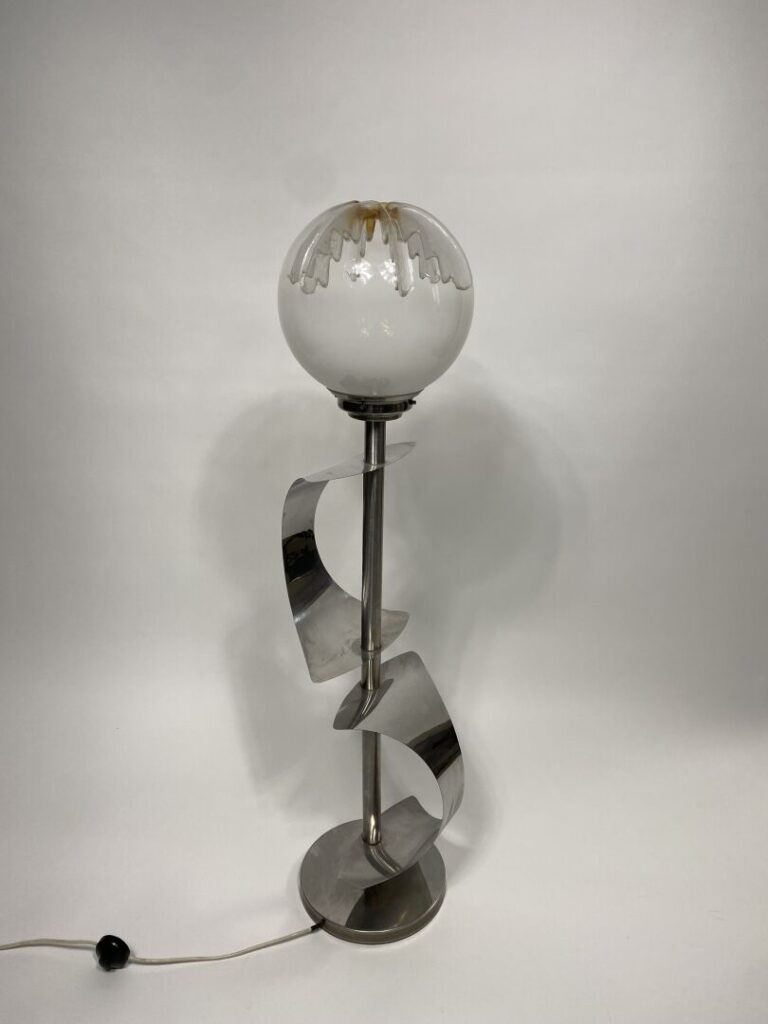 Travail ITALIEN - Lampadaire en métal courbé - Globe en verre - Porte une étiqu…